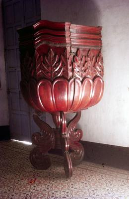 Púlpito no interior de igreja