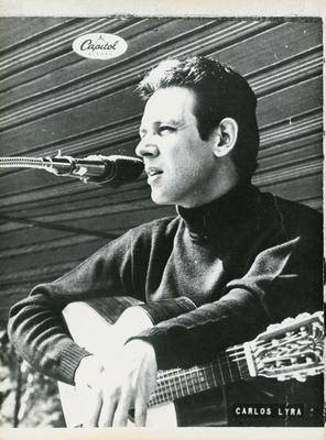 Carlos Lyra ao microfone com o violão (reprodução)