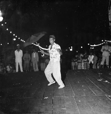 Passista de frevo no carnaval de rua de Recife
