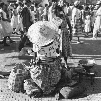 Vendedora de acarajé na procissão de Nosso Senhor dos Navegantes