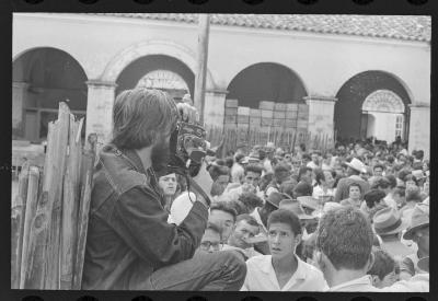 Jorge Bodanzky filmando para reportagem sobre o mito do Divino