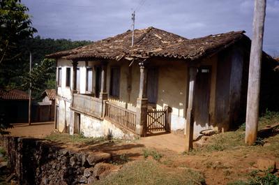 Casa com alpendre