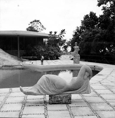 Esculturas de Alfredo Ceschiatti, "Mulher recostada"