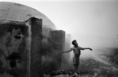 Série Guimarães Rosa - Menino próximo ao forno de queima de carvão