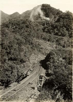 Trecho da ferrovia com locomotiva ao fundo