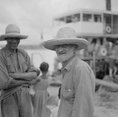 Pessoas à beira do rio São Francisco