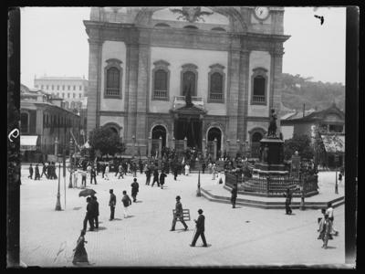 Largo São Francisco de Paula; destaque para a estátua de José Bonifácio e para a Igreja de São Francisco de Paula