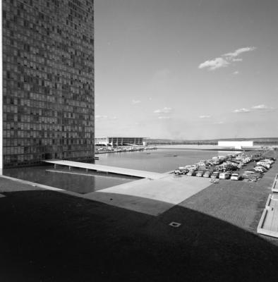 Congresso Nacional. À esquerda, o Palácio do Planalto e, à direita, o Museu Histórico de Brasília