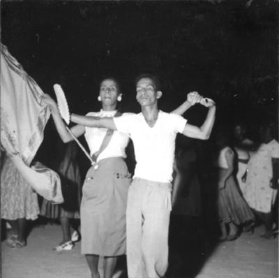 O mestre-sala Arilton com sua mulher no ensaio na Mangueira