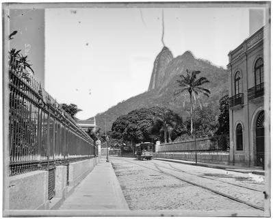 Rua São Clemente, ao fundo o morro do Corcovado