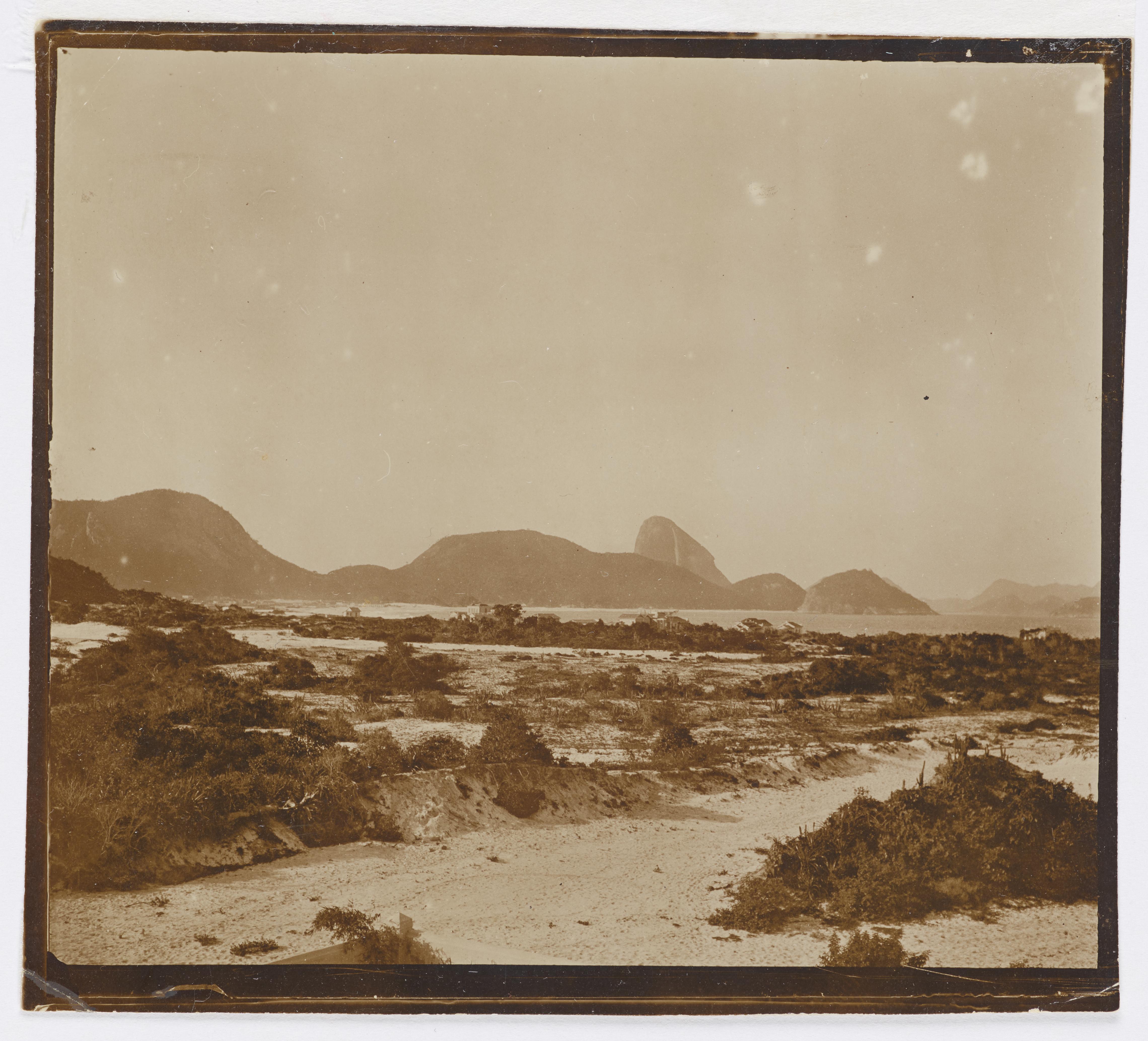 Residência da família Barreira Vianna; ao fundo, o Morro do Pão de Açúcar e a Praia de Copacabana