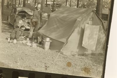 Lena Coelho dos Santos e Gunther Weimer ao lado da barraca de camping. Viagem entre Lisboa (Portugal) e Ulm (Alemanha)