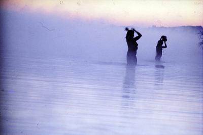 Série Xingu - Mulheres se banham na lagoa ao amanhecer