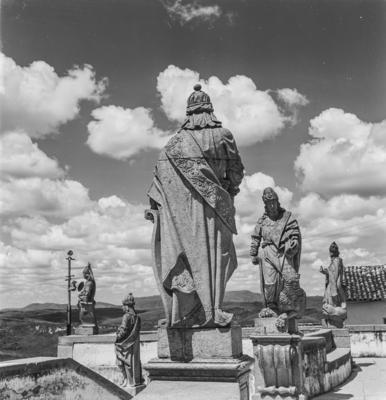 Profeta Oséias de costas e Profeta Daniel de frente