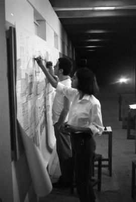 Construção de painel com Lena Coelho dos Santos, Luiz Carlos Ripper e outros alunos