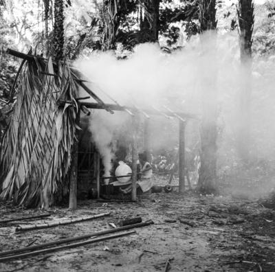 Ilha de Marajó - Mulher defumando látex