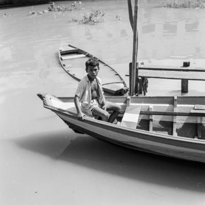 Vila da Barca, palafitas flutuantes, crianças em barco