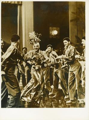 Carmen Miranda entre dançarinos