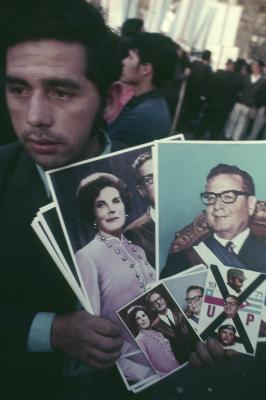 Venda de retratos de Salvador Allende em manifestação pró-Allende, às vésperas do golpe militar