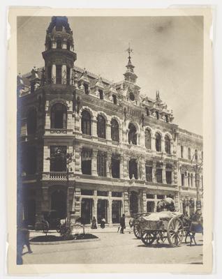 Fachada de edifício na Avenida Central