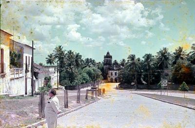 Casas e ao fundo Igreja