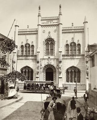 Real Gabinete Português de Leitura, na rua Luís de Camões. À direita os fundos da Escola Politécnica, atual IFCS/UFRJ
