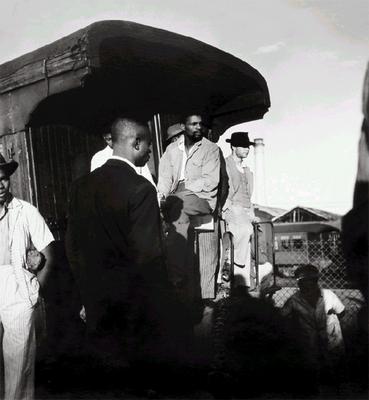 Operários em trem na Estação Leopoldina