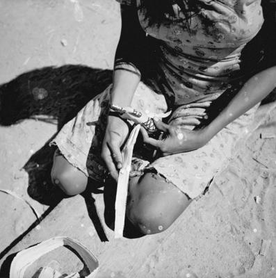 Mulher do povo Karajá confeccionando bonecas de cerâmica chamadas Ritxòkò