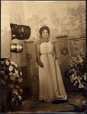 Ângela Maria ao microfone