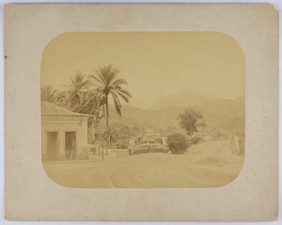 Vista do Largo do Catumbi; ao fundo, o Corcovado