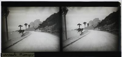 Avenida Niemeyer; ao fundo, a Pedra da Gávea