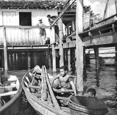 Rio Guamá, crianças em barco