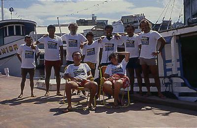 Série Amazonas - Lúcio Kodato, Maureen Bisilliat (sentados), Jacques Bisilliat (3º da esquerda para a direita) e pessoas não identificadas