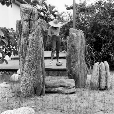 Mulher posando no Sítio Burle Marx