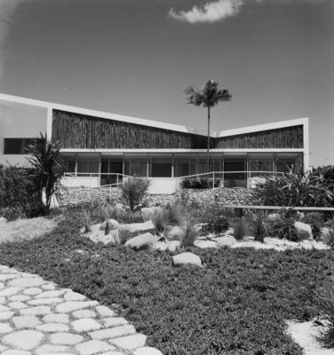Residência do prefeito Juscelino Kubitschek , projeto de Oscar Niemeyer e paisagismo de Burle Marx