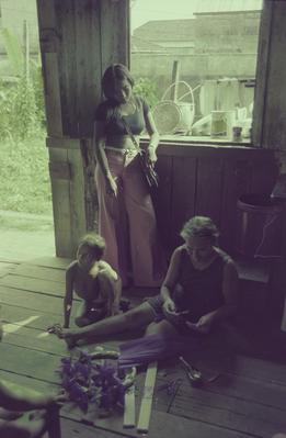 Edna de Cássia e sua família em sua casa