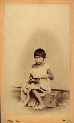 Menina indígena de povo não identificado