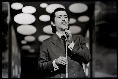 Miltinho ao microfone