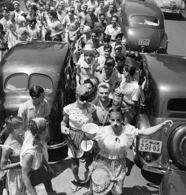 Carnaval de rua, homens fantasiados de mulher