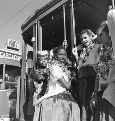 Bonde no carnaval lotado de foliões