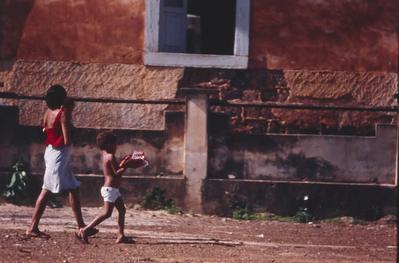 Pessoas não identificadas em frente à edificação