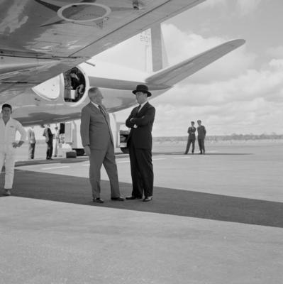 Israel Pinheiro e Juscelino Kubitschek conversando diante do avião presidencial