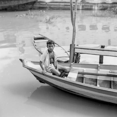 Vila da Barca, palafitas flutuantes, crianças em barco