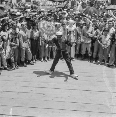 Passista de frevo no carnaval de rua de Recife