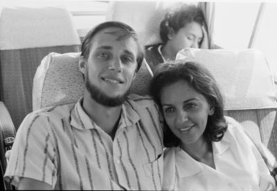 Jorge Bodanzky e Lena Coelho dos Santos no ônibus, em direção aos arredores de Brasília