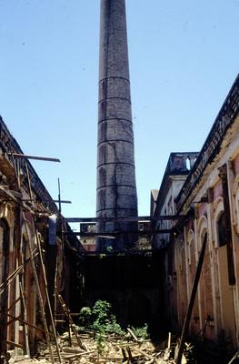 Fábrica Manufatura União Caxiense e chaminé - vista do pátio