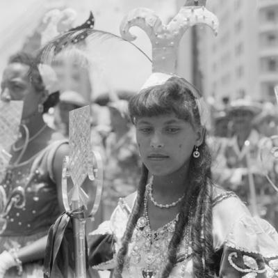 Crianças desfilando em agremiações carnavalescas
