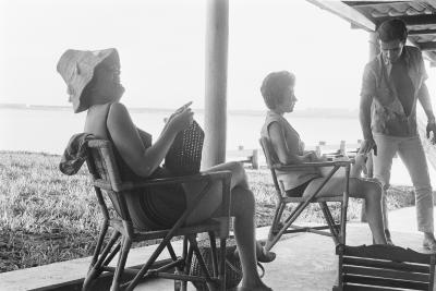 À esquerda está Sylvia Orthof. Família e amigos de Jorge Bodanzky