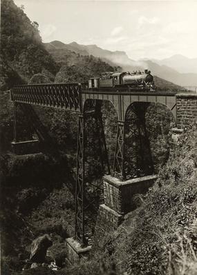 Trem sobre a ponte São João