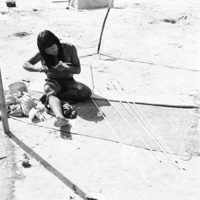 Homem do povo Karajá confeccionando flechas
